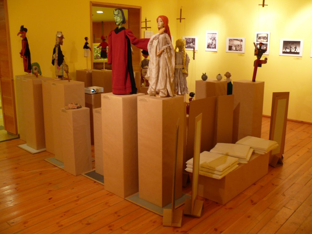 Bábjai egy 2007-es kiállításon (MaNDA adatbázis)