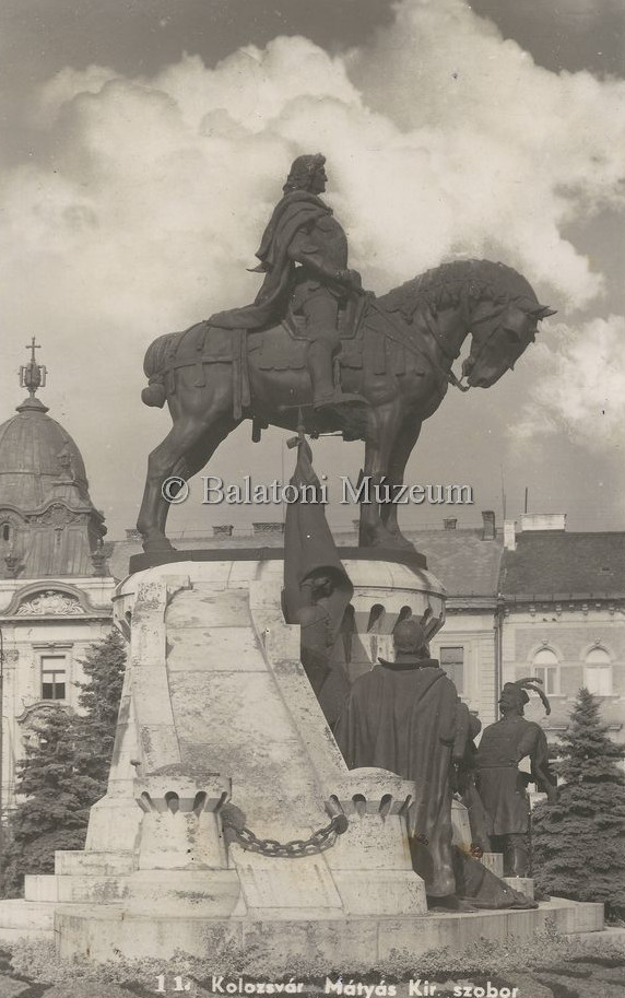 Kolozsvári szobra egy 1940-es felvételen (MaNDA)
