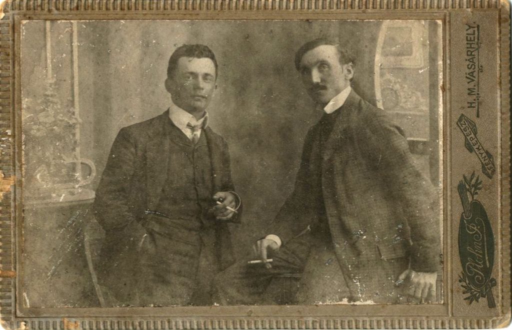 Plohn József fényképész (Hódmezővásárhely, Andrássy u. 10.) által Kiss Lajos néprajztudósról és Rudnay Gyuláról 1906-ban készített fotó (MaNDA)