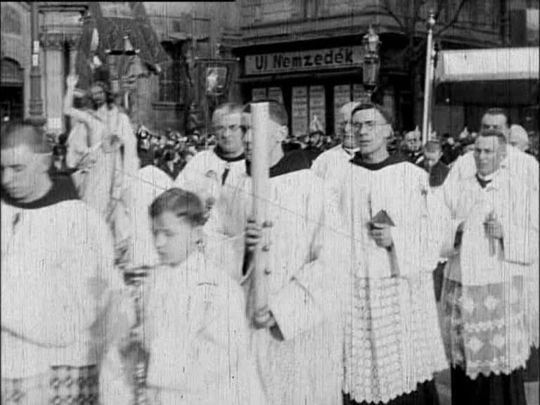 Ferences barátok feltámadási körmeneten 1926-ban (MaNDA)