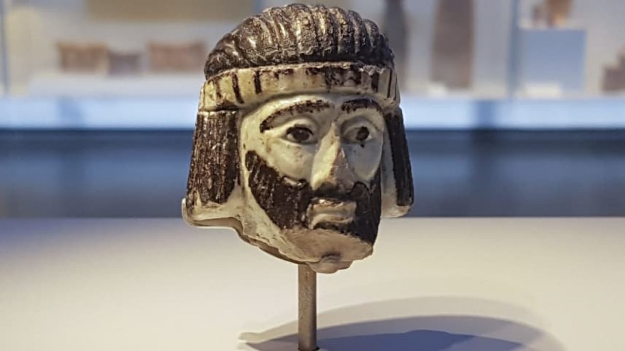 Két copfja is van a háromezer éves, szakállas királynak