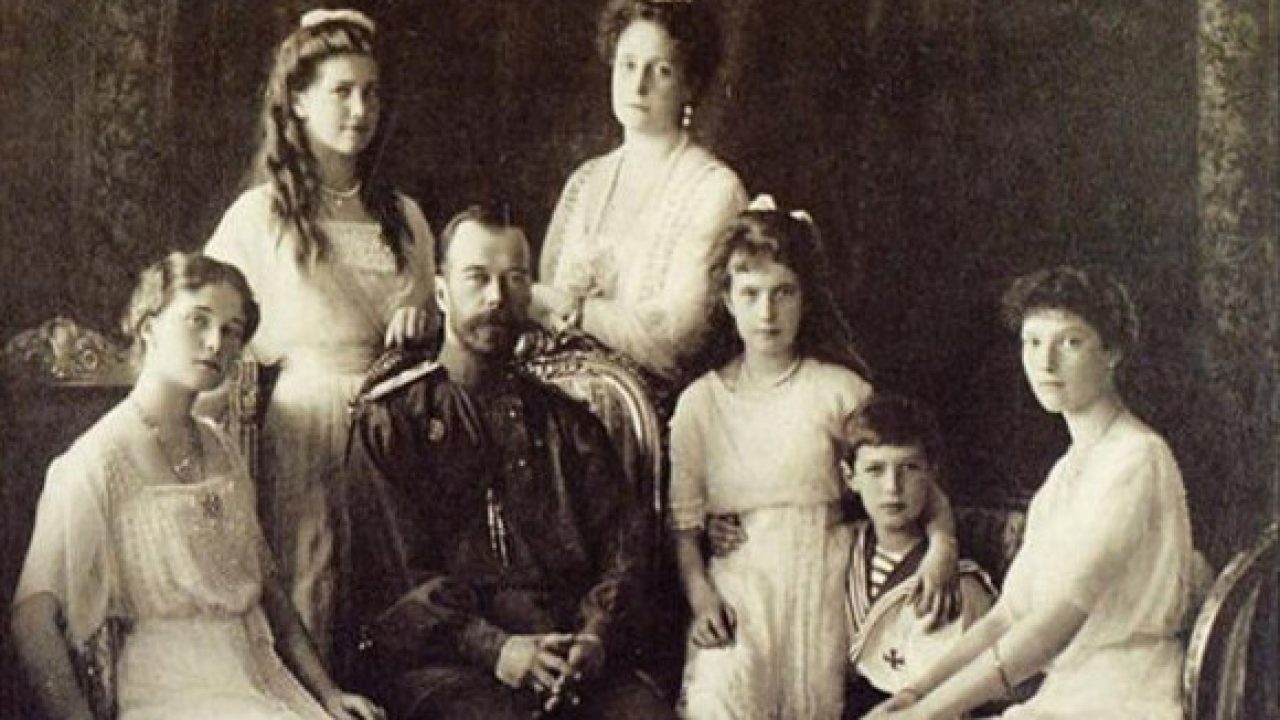 Miklós cár azonnal meghalt, a lányokat puskatussal verték agyon