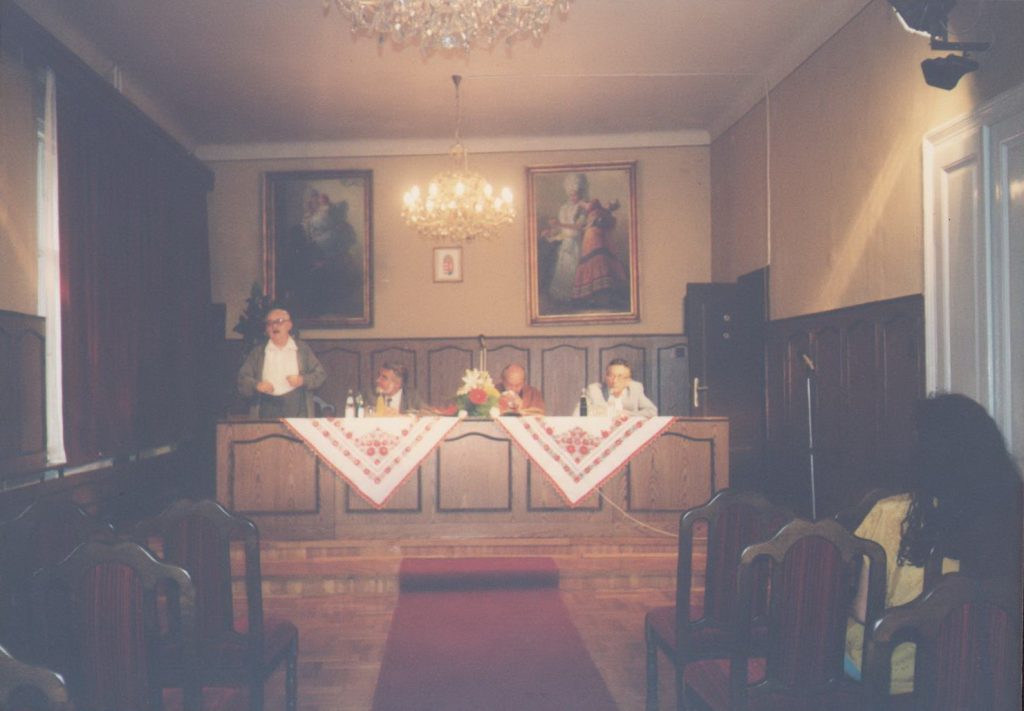 Lyukasóra Mezőkövesden a Városi Galériában, 1997-ben. Lukácsy Sándor, Gyurkovics Tibor, Mészöly Dezső és Lator László a fotón (MaNDA)