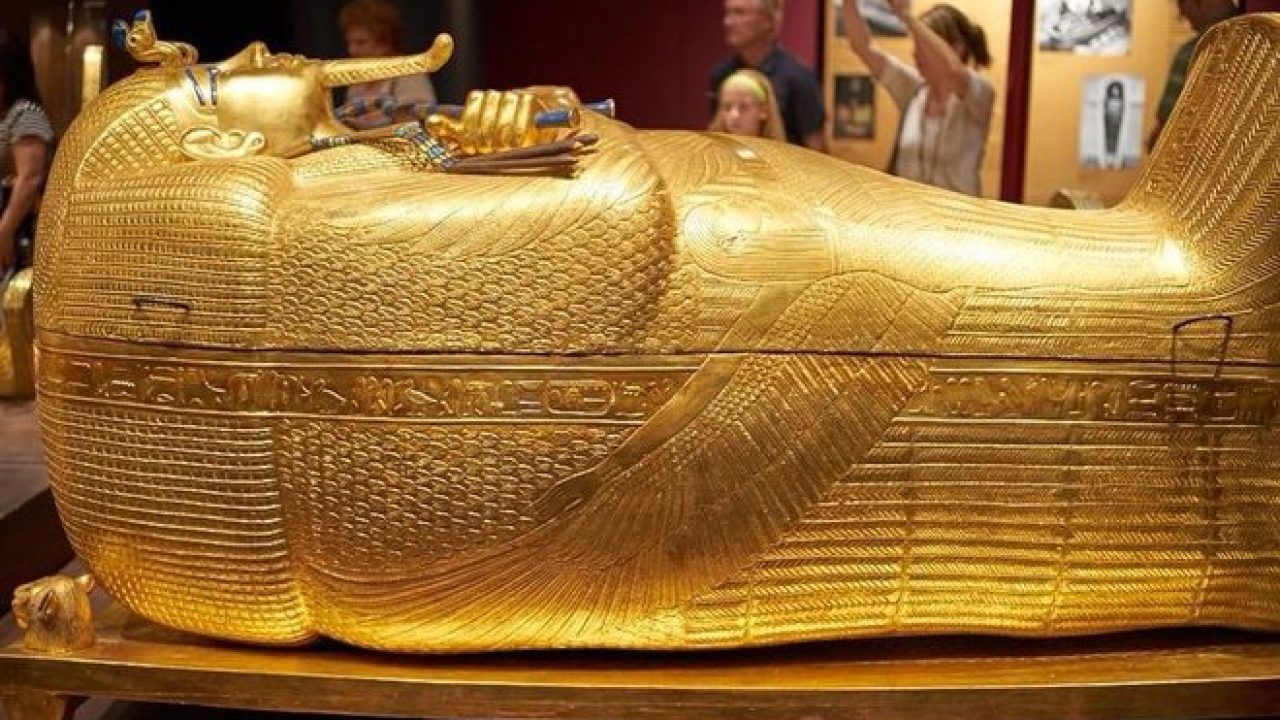 Elvitték Tutanhamon külső, aranyozott fakoporsóját