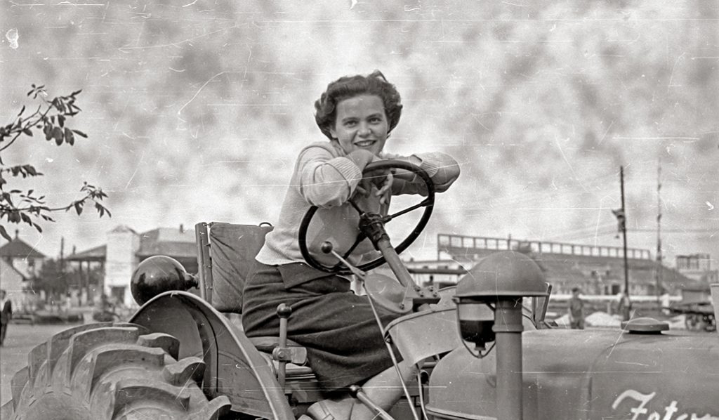 Lány a traktoron az OMÉK-on, 1956-ban - Fortepan, CC BY-SA