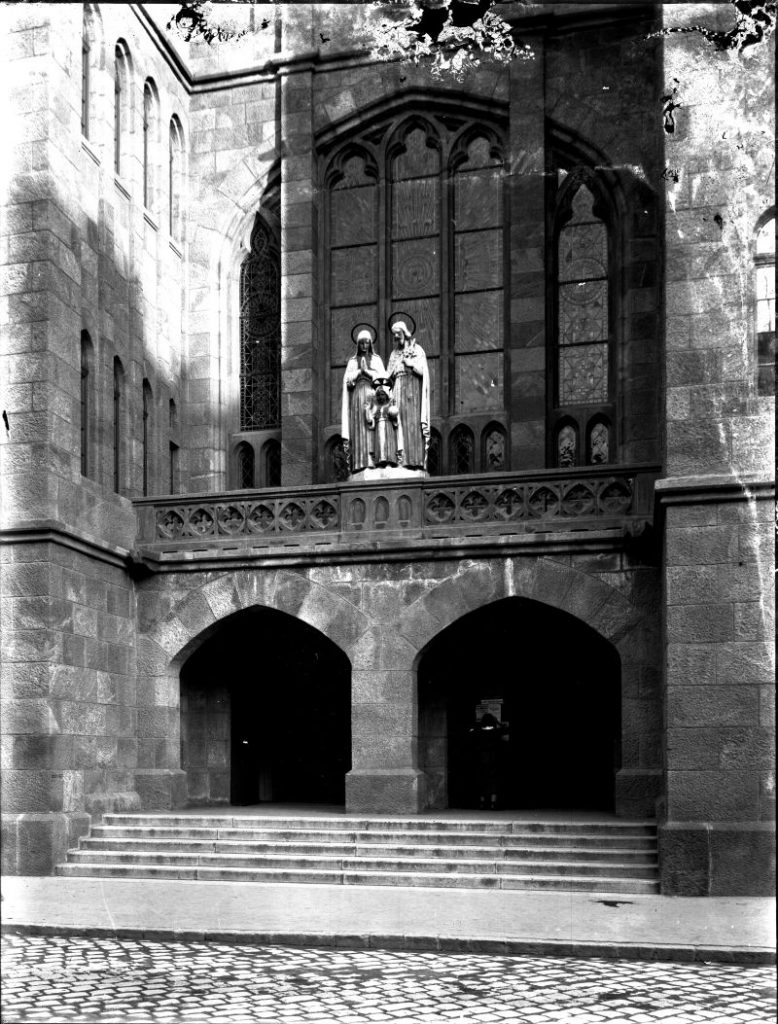 Szent Család templom - Budapest, Terézváros - Magyar Ferences Könyvtár, CC BY
