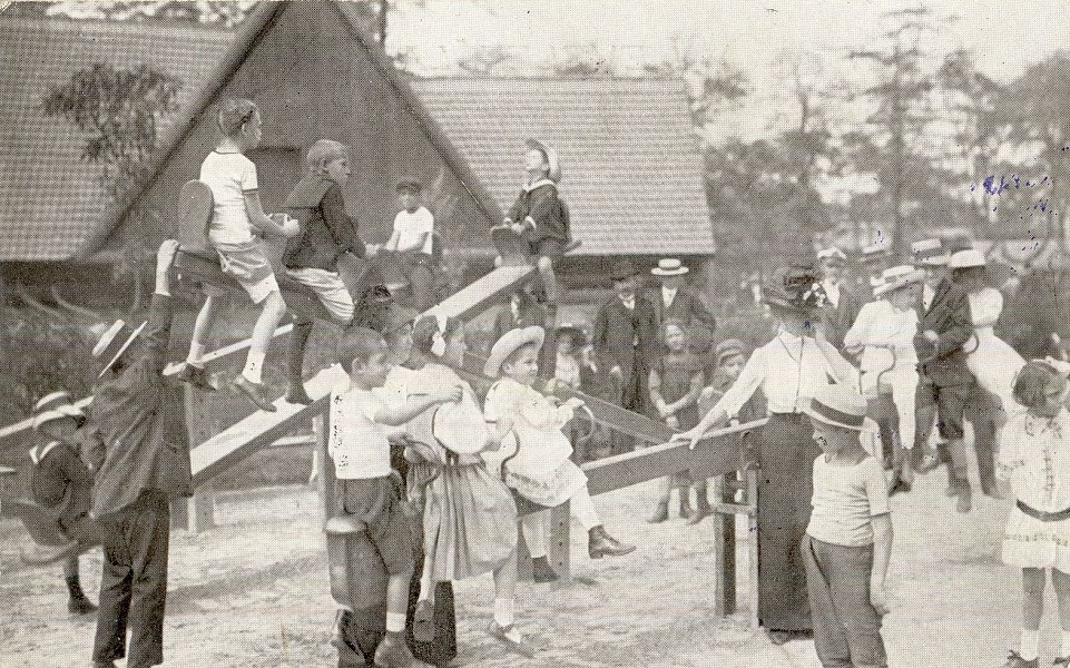 Az első játszótér a székesfővárosi állatkertben (1913) - Magyar Kereskedelmi és Vendéglátóipari Múzeum, CC BY-NC-ND