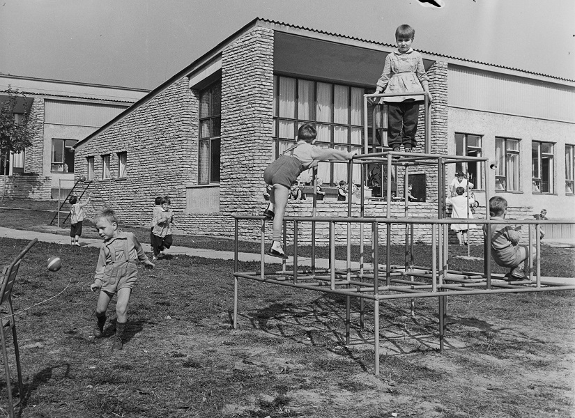 Bauer Sándor: Cseppkő gyermekotthon játszótere (1968) - Fortepan, CC BY-SA