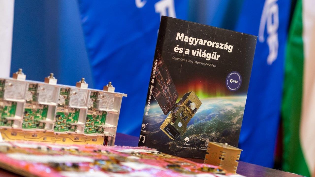 Magyarország és a világűr egy könyvbe sűrítve