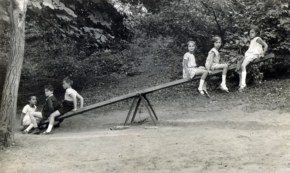 Libikókázó gyerekek a Révész Margit Gyógypedagógiai Gyermekszanatórium és Erdei Iskolában (1929) - Fortepan, CC BY-SA
