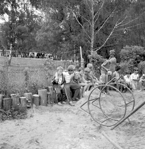 Nyári napközis foglalkozás a Balatonparti táborban, életkép cicamászókával (1981) - Balatoni Múzeum, CC BY-NC-ND