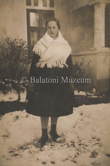 Fehér berliner kendő - Balatoni Múzeum, CC BY-NC-ND