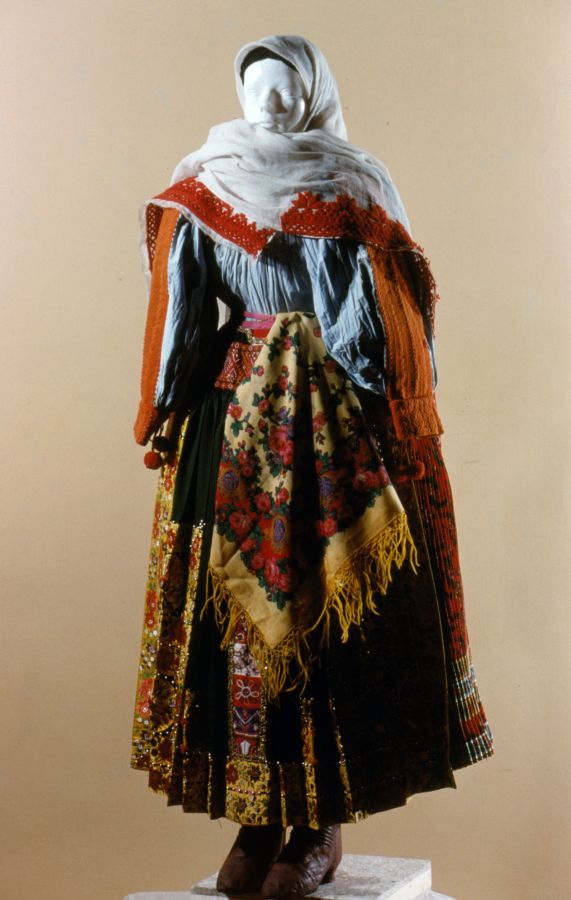 Kalotaszegi női viselet dulandléval, kiállítási bábu - Déri Múzeum, CC BY-NC-ND
