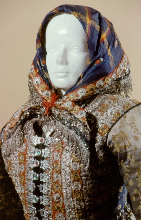 Matyó női viselet, sátoros fejkendő, vattás rékli, kiállítási bábu - Déri Múzeum, CC BY-NC-ND