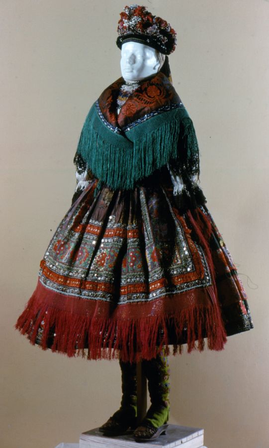 Sárközi női viselet, kiállítási bábu - Déri Múzeum, CC BY-NC-ND