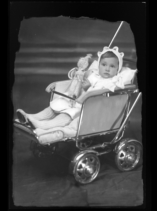Babakocsiban ülő kislány, 1939-1943 - Völgységi Múzeum, CC BY-NC-ND