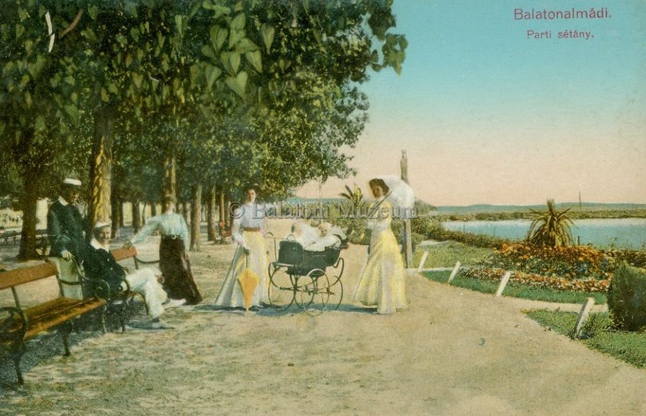 Babakocsival a balatonalmádi parti sétányon, 1911 - Terleczky József, CC BY-NC-ND