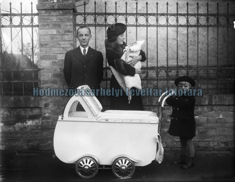 Házaspár gyermekeikkel az utcán babakocsival, 1930-as évek - MNL. Csongrád Megyei Levéltár Hódmezővásárhely, CC BY-NC-ND