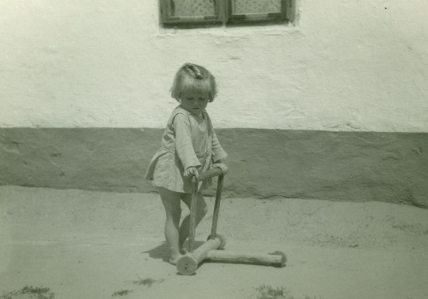 Kisgyermek tolókával, 1964 - Thorma János Múzeum, CC BY-NC-ND