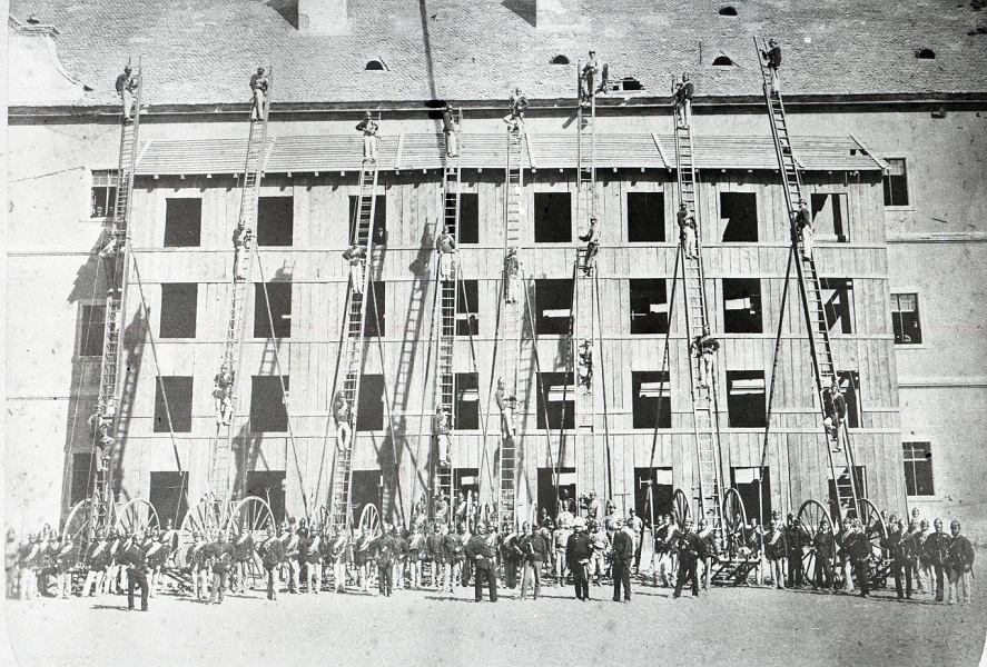 Pesti tűzoltók mászóházi gyakorlaton 1872-ben - Katasztrófavédelem Központi Múzeuma, CC BY-NC-SA