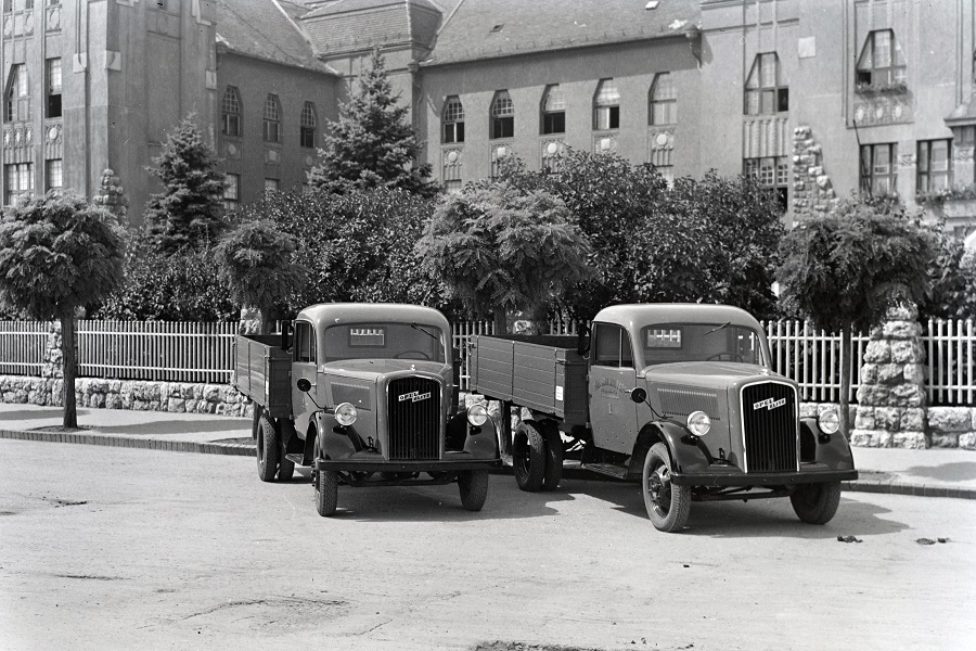 Pécs Szab. Kir. Város Tűzoltóságának kisteherautói az Indóház téren, 1939 - Fortepan, CC BY-SA