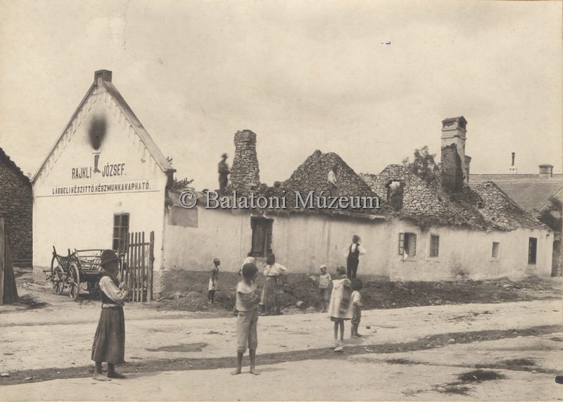 Rajkli József kiégett háza a nagy tűzvész után Tapolcán, 1908-ban - Balatoni Múzeum, CC BY-NC-ND