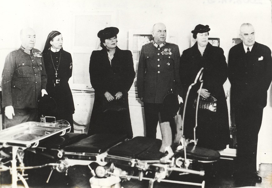 Kállay Miklósné látogatása a Vöröskereszt hadikórházában, balról a második Apor Gizella főnökasszony, 1943 - Kállay Gyűjtemény, CC BY-NC-ND