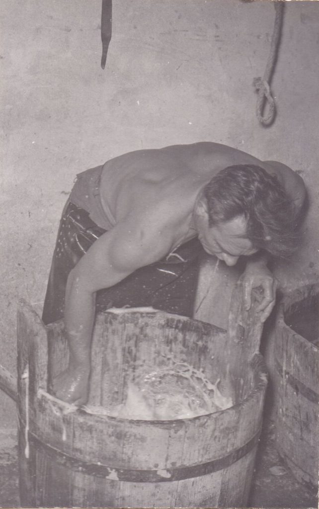 A lúg elkészítése dézsában mosáshoz - Thorma János Múzeum, CC BY-NC-ND