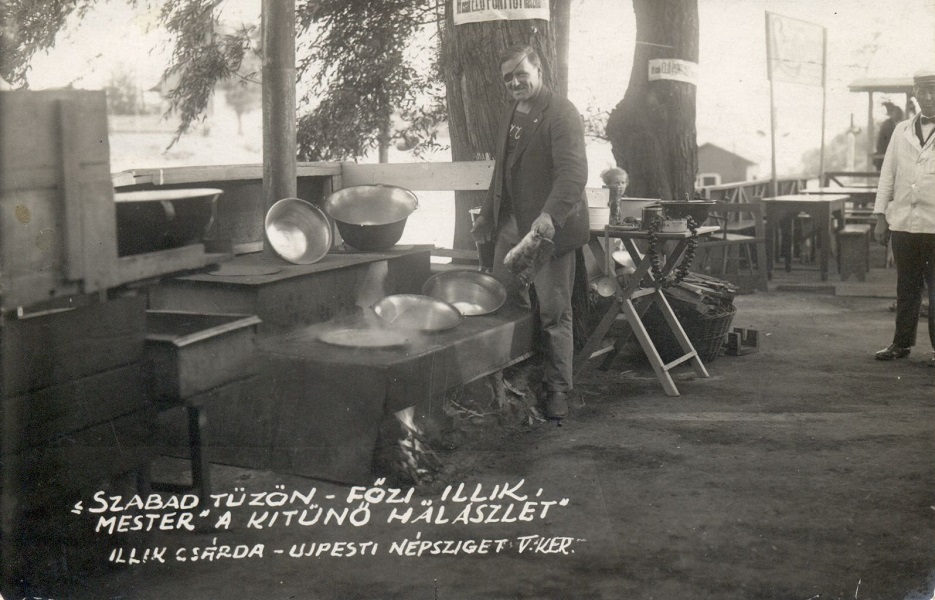 A szabad tűzön főzi Illik mester a kitűnő halászlét a népszigeti Illik Halászcsárdában, 1920-as évek - Magyar Kereskedelmi és Vendéglátóipari Múzeum, CC BY-NC-ND