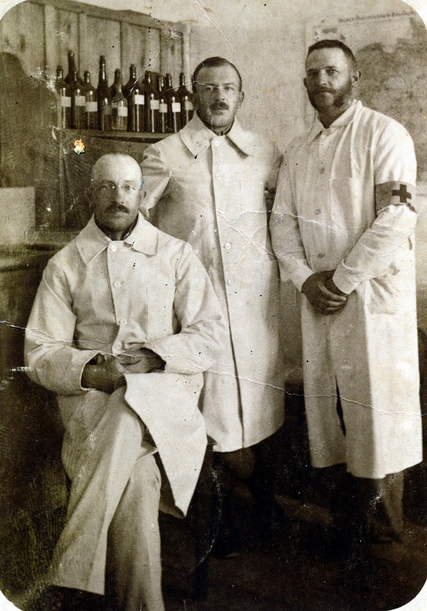Orvosok vöröskeresztes karszalaggal, 1917 - Fortepan, CC BY-SA