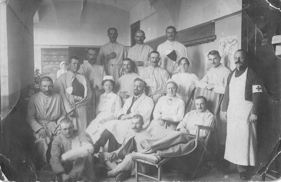 Sebesült katonák, ápolónők, orvosok csoportképe, Salzburg, 1917 - Gróf Esterházy Károly Múzeum, Pápa, CC BY-NC-ND