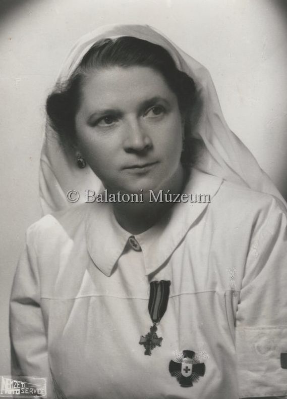 Vitéz Kárpáthy Kamillóné a Magyar Vöröskeresztes érdemkeresztjével, 1943 - Balatoni Múzeum, CC BY-NC-ND