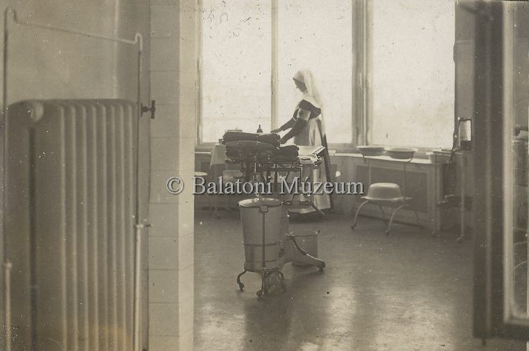Ápolónő a műtőben a Magyar Vöröskereszt mozgó kórházában, 1915-1916 - Balatoni Múzeum, CC BY-NC-ND