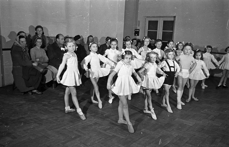 Balettozó gyerekek - Fortepan, CC BY-SA