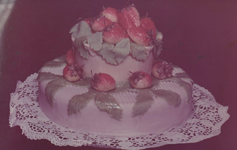 Torta marcipáneper díszítéssel. Cukrászati készítmények 1965-ből - Magyar Kereskedelmi és Vendéglátóipari Múzeum, CC BY-NC-ND