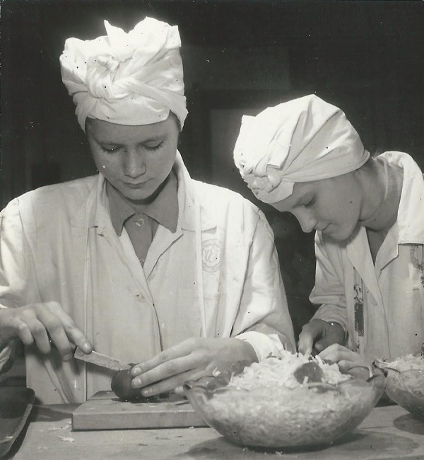 Közétkeztetési Technikum tanulói savanyúságot készítenek, 1950-es évek - Magyar Kereskedelmi és Vendéglátóipari Múzeum, CC BY-NC-ND