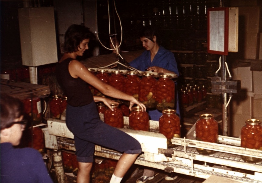 Ötliteres üvegben vegyes darabos uborka- és paradicsomkonzerv a Nagyatádi Konzervgyárban, 1980 - Nagyatádi Kulturális és Sport Központ - Városi Múzeum, CC BY-NC-SA