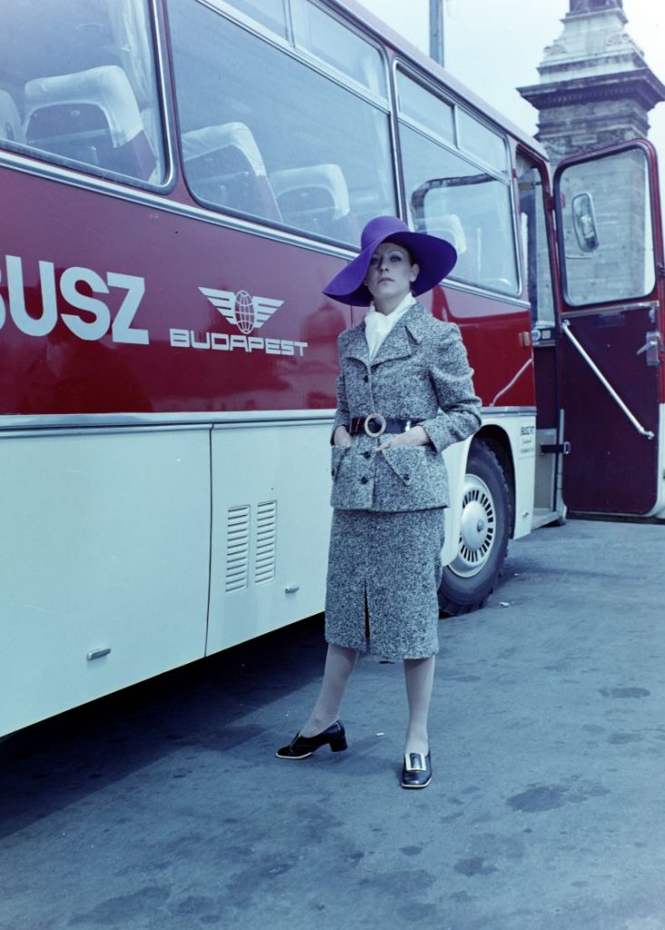 Ikarus busz és az aktuális divat találkozása - Fortepan, CC BY-SA