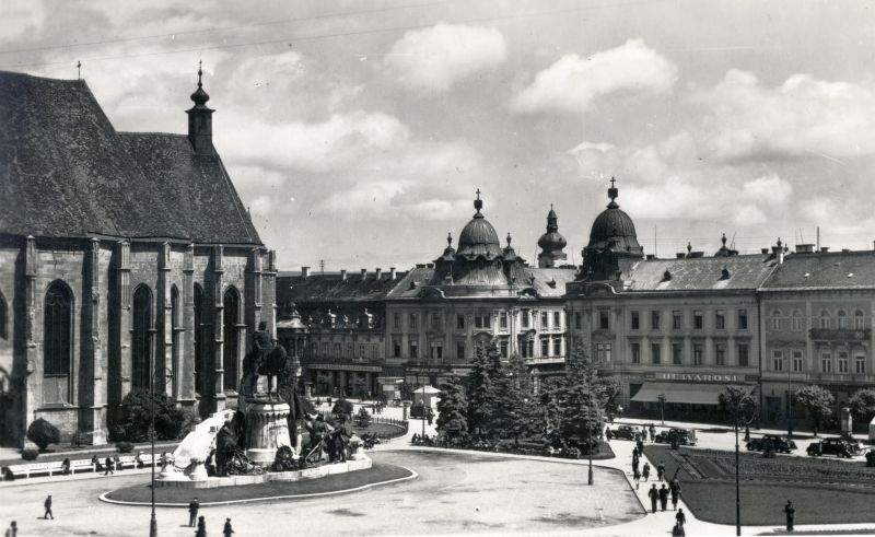 Fő tér, balra a Szent Mihály-templom és Hunyadi Mátyás szobra - Fortepan, CC BY-SA