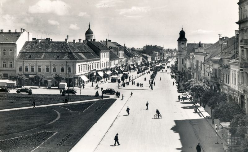 Mátyás király tér a Deák Ferenc utca (Bulevardul Eroilor) felé nézve - Fortepan, CC BY-SA