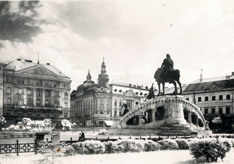 Fő tér, Hunyadi Mátyás szobra (Fadrusz János), szemben középen a New York palota - Fortepan, CC BY-SA