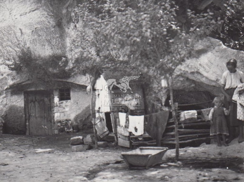 Barlanglakás, Cserépváralja, 1936 - Herman Ottó Múzeum, CC BY-NC-ND