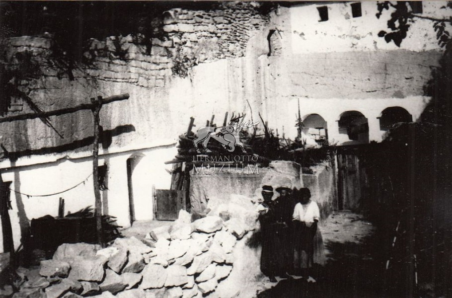 Barlanglakások, Szomolya, 1906 - Herman Ottó Múzeum, CC BY-NC-ND