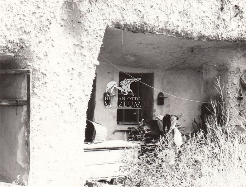 Barlanglakás, Tibolddaróc, 1981 - Herman Ottó Múzeum, CC BY-NC-ND