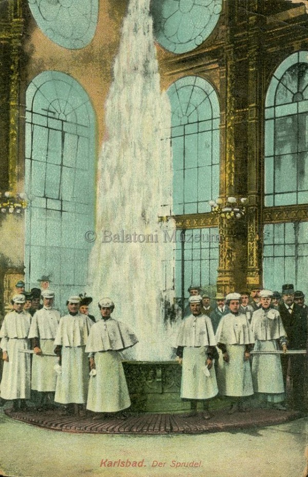 Emberek a Sprudel ivókút körül, 1912 - Terleczky József, CC BY-NC-ND