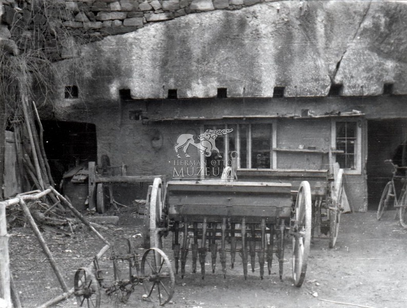 Szegedi Gerzson műhelye a barlangban, Szomolya, 1963 - Herman Ottó Múzeum, CC BY-NC-ND