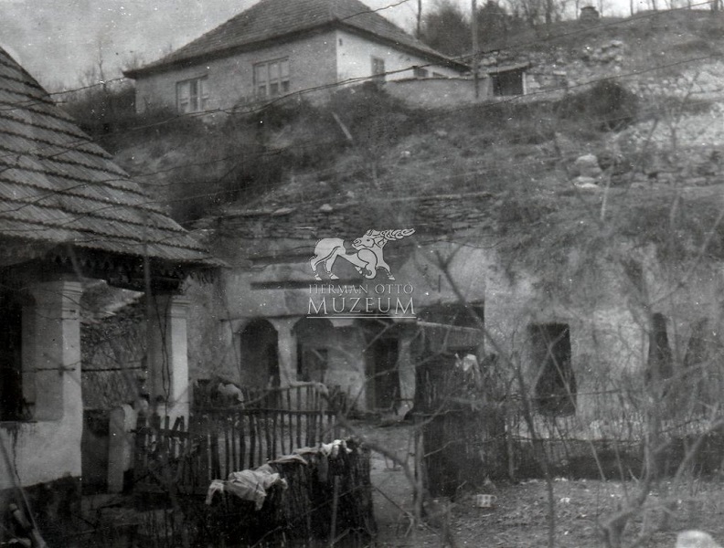 Utcarészlet egykori barlanglakásokkal, Szomolya, 1963 - Herman Ottó Múzeum, CC BY-NC-ND