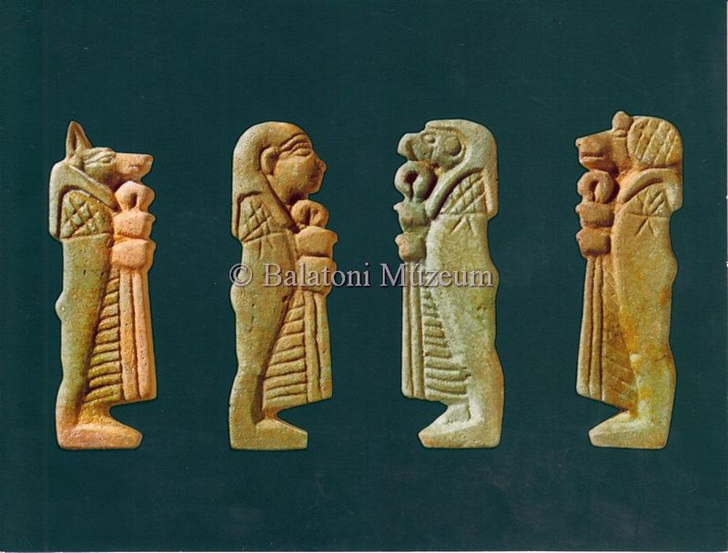 Amulettek Hórusz-fiúk Fajansz Késői kor Egyiptomi Gyűjtemény - Balatoni Múzeum, CC BY-NC-ND