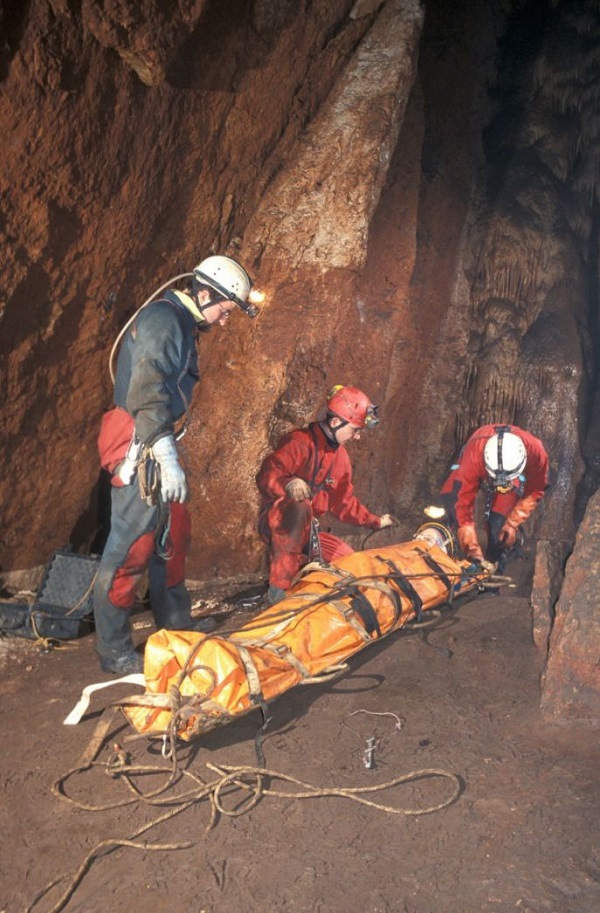 A Magyar Barlangi Mentőszolgálat gyakorlata az Almási-zsombolynál, 2005 - Stieber József, CC BY-NC-ND
