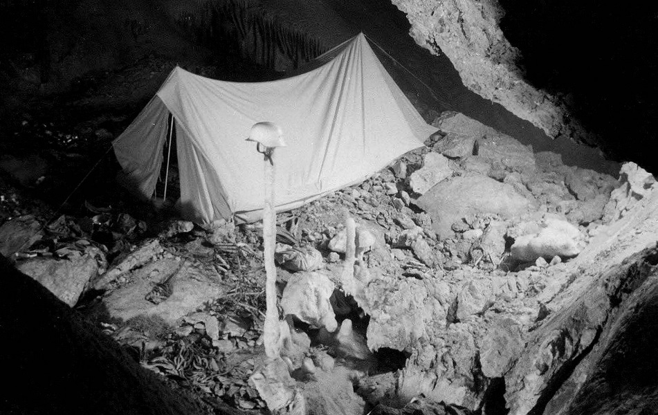 Földalatti tábor a Meteor-barlangban, 1962 - Szentes György, CC BY